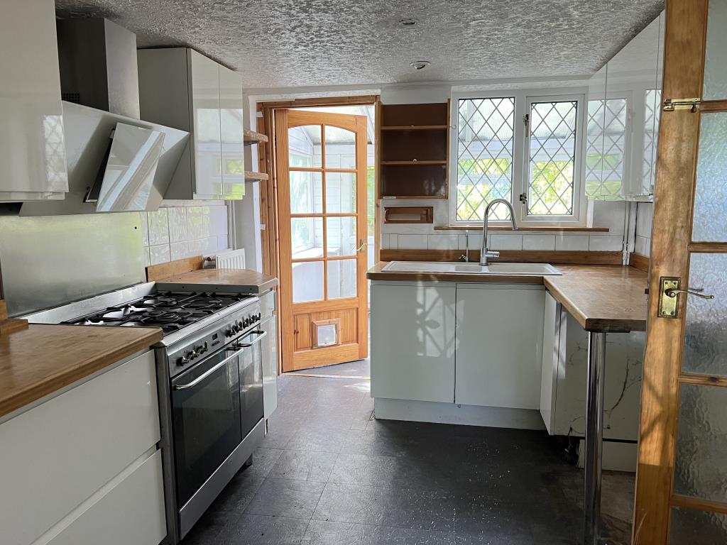 Lot: 35 - FOUR-BEDROOM PERIOD COTTAGE ON QUARTER-ACRE PLOT - Modern fitted kitchen looking out to conservatory and garden